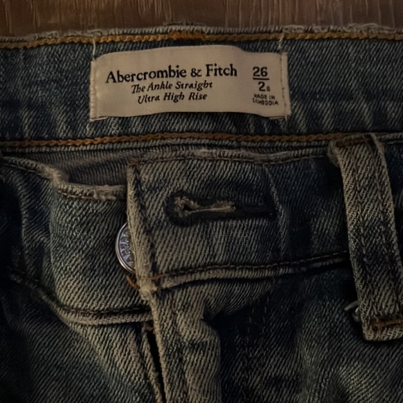 Abercrombie & Fitch Ultra High Rise Ankle Straight Jean- 26/2 short- medium wash - Picture 2 of 4